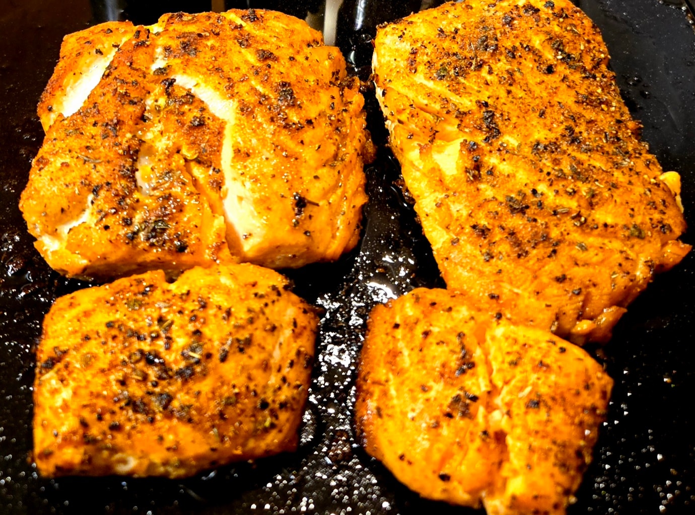 Seared salmon fillets with seasoning